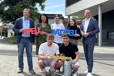Bürgermeister Djundja (rechts im Bild) mit Schülern und dem Direktor der HBLA Oberndorf, sowie Gritlind Kettl von EuropeDirect